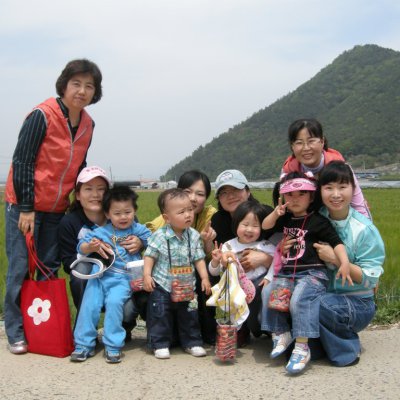 2009년 아기학교 딸기밭 체험 사진 4
