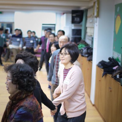 일일수련회에서 참석자들이 손을 잡고 함께 둘러선 모습